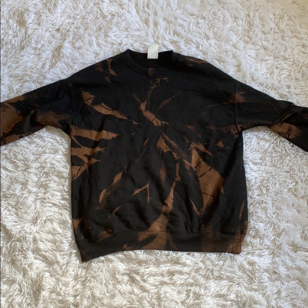 Bleach dye crew neck